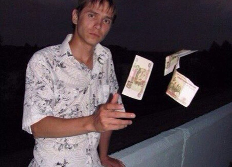 Мем мужчина кидает 100 рублей